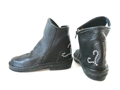 HANDMADE WMNs 7M Black bullhide leather boots with Vibram Sole Side Zipper - Image 1 of 4