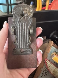 ANTIQUE 1876 COUNTRY PRIMITIVE TEXAS STAR CAST IRON WOOD PAPER DESK ART CLIP USA - Picture 1 of 6