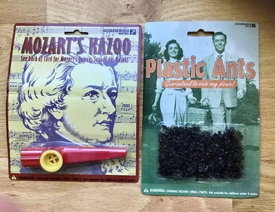 Accoutrements For Fun 1996 hormigas de plástico y Mozart’s Kazoo 1995 Foto 1 de 2
