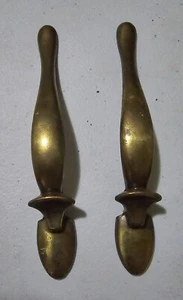 Vintage Posten 2 National Lock Messing Schubladengriffe FO-3868 gebogen 3 Zoll Loch zu Loch - Bild 1 von 2