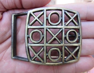 Hebilla de cinturón de colección TIC-TAC-TOE REJILLA Noches 3D Cruces ARTE NIÑOS JUEGO RARO EN MUY BUEN ESTADO+ - Imagen 1 de 4