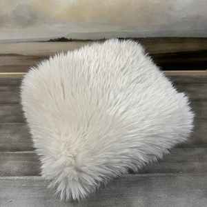 Funda de almohada Pottery Barn Luxe de piel sintética solo 26”x26” marfil nueva sin etiquetas - Imagen 1 de 6