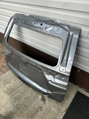 2021 2022 CHEVROLET TAHOE/SUBURBAN TAMPA TRASEIRA USADA PELO FABRICANTE - Imagem 1 de 4