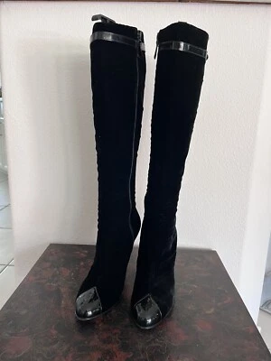 Botas hasta la rodilla de terciopelo negro Chanel con tacones patentados/puntera CC/logotipo talla 8 Foto 1 de 4