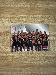 Tarjeta 14 del equipo de baloncesto Fleer Skybox 1996 EE. UU. - Imagen 1 de 3