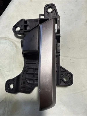 Manija de puerta interior delantera derecha Hyundai Elantra 2017-2020 gris OEM Foto 1 de 4