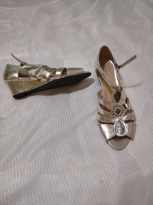 Zapatos para mujer HOTTER COMFORT CONCEPT con tiras 2" cuña plateados metálicos 9,5 usados en excelente estado Foto 1 de 4