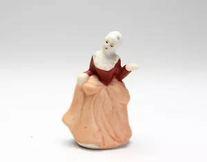 Estatuilla en miniatura colonial de mujer bisque porcelana de 2" de alto Japón hallazgo de almacén - Imagen 1 de 9