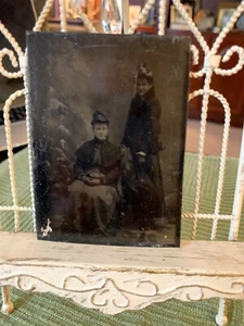ANTIGUO SIGLO 1800 TIPO ESTAÑO DOS DAMAS VESTIDOS ELEGANTES FOTO OSCURA Fotografía - Imagen 1 de 2