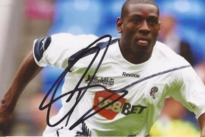 FOTO DE ACCIÓN 6x4 firmada por Temitope Obadeyi Bolton: + certificado de autenticidad - Imagen 1 de 1