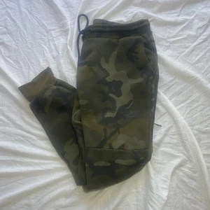 Nike Jogginghose Herren Large Tech Fleece Sportswear Camo Print Sweatpants Kordelzug - Bild 1 von 7