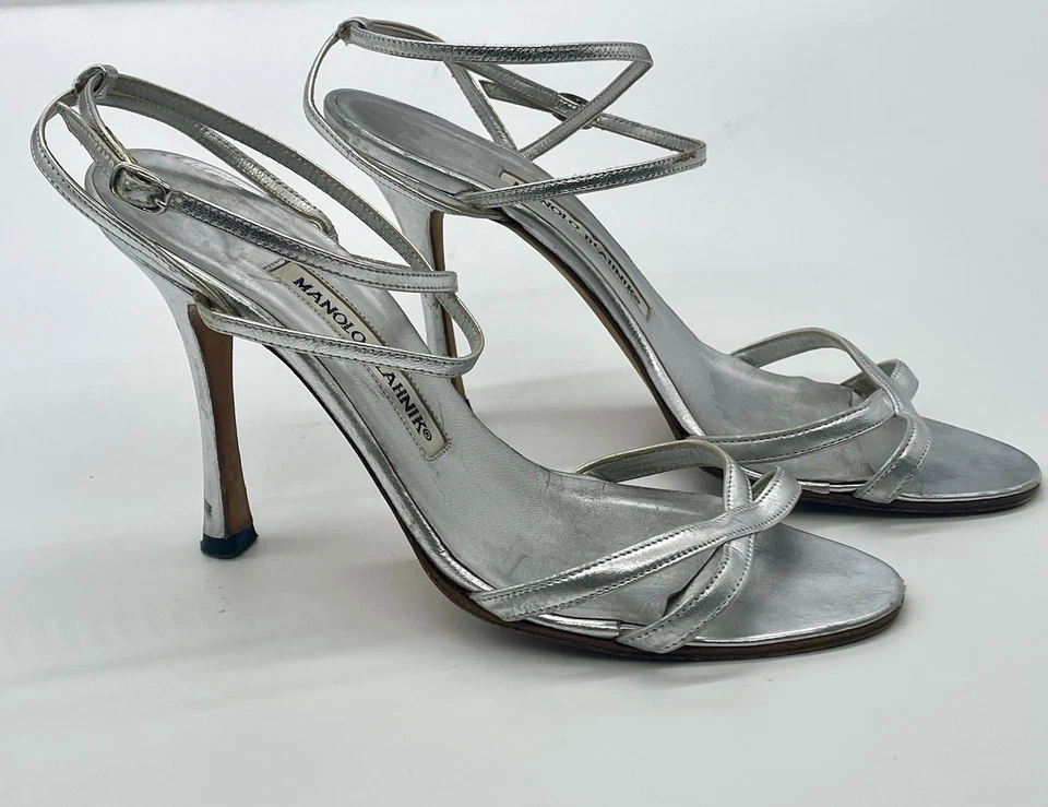 Sandálias de salto femininas Manolo Blahnik tamanho 37 EUA 6 couro prata casamento estilingue - Imagem 1 de 4