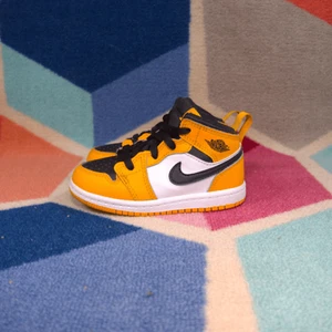 Nike Air Jordan 1 Mid Toddler 'Reverse Yellow Toe' - Niño pequeño EE. UU. 8 - Imagen 1 de 7