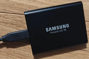 Samsung T5 1TB USB 3.1 Gen 2 external SSD - Picture 1 of 3