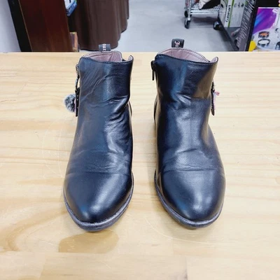 Botas Juicy Couture para niñas negras y plateadas (pompones de piel sintética) talla 4M seminuevas Foto 1 de 4