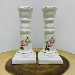 "Par de candelabros de porcelana de hueso vintage de 5,5"" de alto" - Imagen 1 de 4