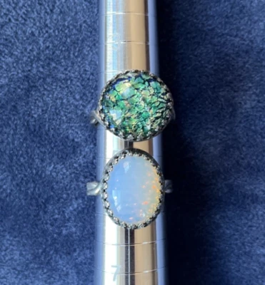 Juego de 2 anillos de ópalo hechos por el hombre, uno blanco, otro verde, juego en latón, ajustable Foto 1 de 4