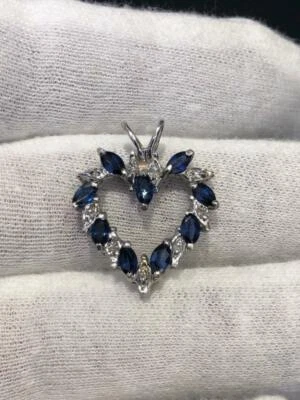 14k Oro Bianco Originale Diamanti & Zaffiro Blu Pendente a Cuore Aperto 1.45ct - Immagine 1 di 4