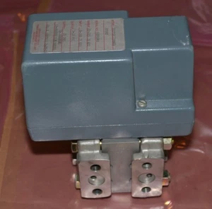 MOORE PRESSURE VALVE 50DP3211EBBXB 20-225 IN H2O NEW - Picture 1 of 3