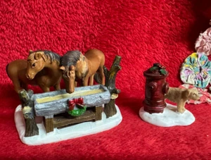 2 teiliges Weihnachtsdorf Set mit Pferden am Trog & Hund am Hydranten - Bild 1 von 12