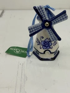 Molino de viento de cerámica azul Kurt Adler Delft adornos navideños diseño floral - Imagen 1 de 7