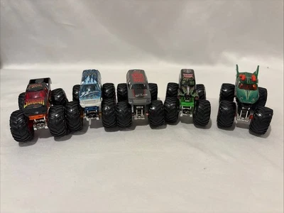 Lote de 5 camiones Hot Wheels & Monster Jam 1:24 excavadora de tumbas Iron Outlaw 32° Scorc Foto 1 de 4
