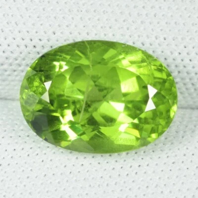 5.42 ct TOP LUSTROUS BEST GREEN / NATURAL BURMA PERIDOT GEMS  Oval See Vdo ST - Image 1 of 3