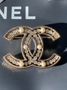 2019 S CHANEL CLASSIC GOLD SMALL CC LOGO PEARLS CRYSTALS BROOCH PIN - Picture 1 of 12