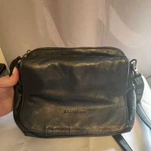 The Wanderers Travel Co. THE TRIESTE GRANDE Bolso Bandolera de Cuero Negro - Imagen 1 de 19