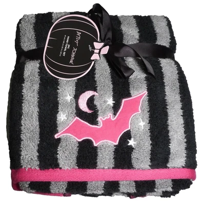 NEW Betsey Johnson 2 Pk Embroidered Hand Towels HALLOWEEN Bat Bats Stars 16"x26" - Image 1 of 3