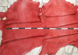 LEDER TIP 34832-HB, Lederreste, 2 Lederhäute Konvolut, antik-erdbeerrot, nubuk - Bild 1 von 2