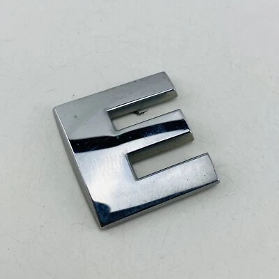 2004-2010 Volkswagen Touareg Emblem Logo Letter Symbol Badge Rear Chrome E9E - Image 1 of 4