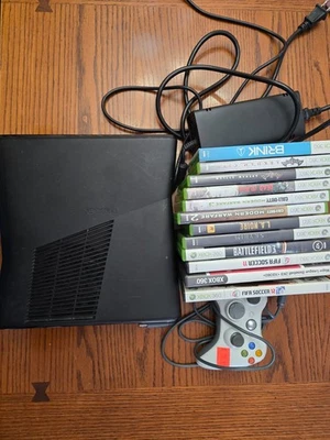 Lote Xbox 360 Slim 4gb - Consola, Mando, 12 Juegos, Cable de Alimentación - SIN HDMI Foto 1 de 2