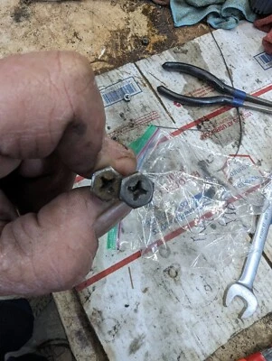 Honda SL70 1971 pernos de montaje de cilindro y cabeza R4 Foto 1 de 2