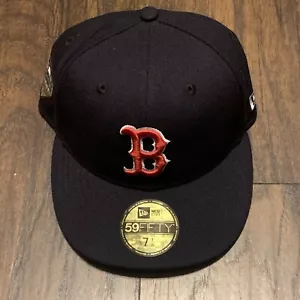 Cappello Boston Red Sox MLB New Era 2018 World Series toppa laterale sul campo 5950 7 1/8 - Foto 1 di 11