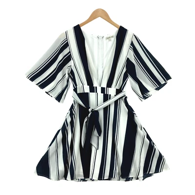 Vestido corto Charlotte Russe para mujer con cinturón trasero cremallera calce y acampanado talla S Foto 1 de 4