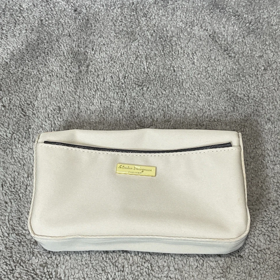 Salvatore Ferragamo Bolsa de Aseo de Viaje Estuche de Maquillaje Perfumes Saudia Foto 1 de 4