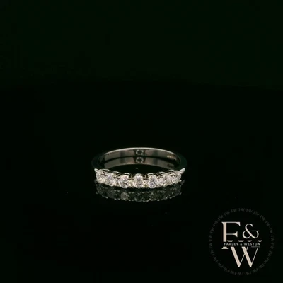 Anillo de eternidad de oro blanco de 9 quilates con diamantes cultivados en laboratorio Farley y Weston  Foto 1 de 4