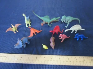 Lote de 12 pequeños dinosaurios de plástico duro - Imagen 1 de 4