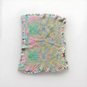 Babydecke rosa, grün, gelb Rüschenrand handgestrickt Überwurf Decke - Bild 1 von 3