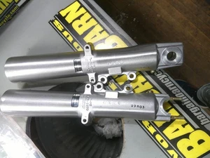 Patas de horquilla inferiores deslizantes Harley Davidson Showa G5B3-10-L G5B3-10-R TC doble cámara - Imagen 1 de 3