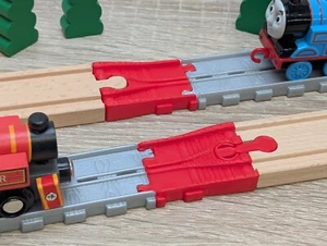 2x Holzschienenadapter zu Thomas Adventures - verschiedene Farben - Bild 1 von 3