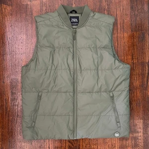 Zara Weste Weste Gummierte Oberfläche Armeegrün DNRW Puffer Herren Large Neu ohne Etikett - Bild 1 von 10