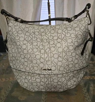 Calvin Klein Hudson Hobo Monograma Grande Cartera Bolso de Mano Bolso de Hombro  Foto 1 de 4