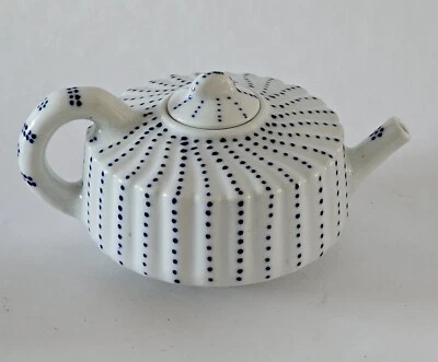 Tetera china de porcelana azul y blanca marcada Yongzheng Reign 6"x4"x2" Foto 1 de 4