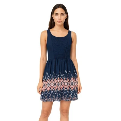 Vestido Xhilaration Línea A Azul Marino Geométrico Encaje Corpiño Sin Mangas Ajuste Acampanado Talla XS Foto 1 de 4