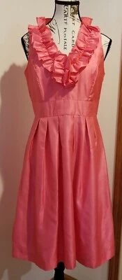 Vestido Sandra Darren Coral Rosa Satén Sin Mangas 6 Volantes Cuello en V Formal Boda Foto 1 de 4