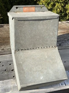 1911 Sexton's Trockenfuttertrichter, 18"H Hühnerfutterhaus, verkauft von Joseph Breck, Boston - Bild 1 von 10