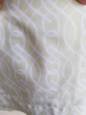 Falda de cama con volantes Garnet Hill Queen Dust Tuck en 14" verde claro caída  Foto 1 de 4