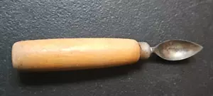 WOOD HANDLE PITTING SPOON. VINTAGE SIGNED ON INNER BOWL. - Picture 1 of 7